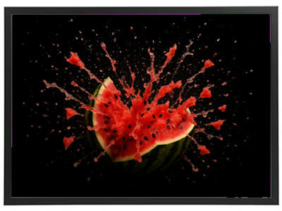 Et dramatisk billede af en vandmelon, der sprænger med saft og frugtkød, mod en sort baggrund.