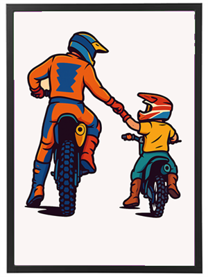 Et far-søn øjeblik, hvor en far holder hånden på sin søns motorcykel.