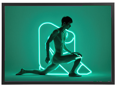 En stiliseret figur i neonlys, der knæler foran en lysende baggrund.