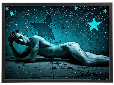 Et surrealistisk billede af en nøgen mand omgivet af stjerner og en drømmende baggrund.