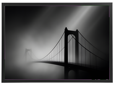 Et dramatisk sort-hvidt billede af en bro, der strækker sig gennem tåge.