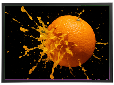 Et billede af en appelsin, der sprøjter juice ud i en dramatisk bevægelse.