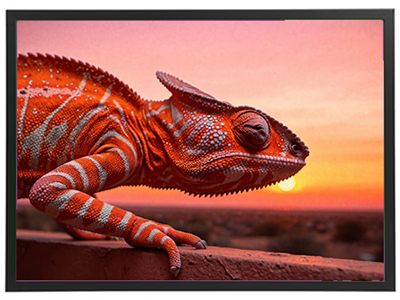 En tæt påbillede af en kameleon med orange og hvide striber, der sidder på en overflade ved solnedgang.