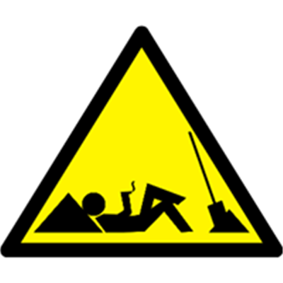 Et ikonisk billede af en person, der slapper af i en campingplads med en skovl ved siden af.