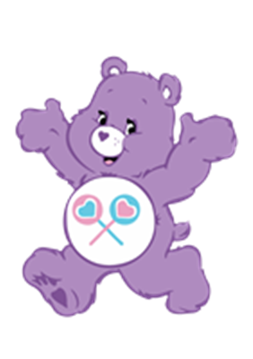 En lilla bjørn med et stort smil og en sød mavebadge med hjerter og slikstænger.