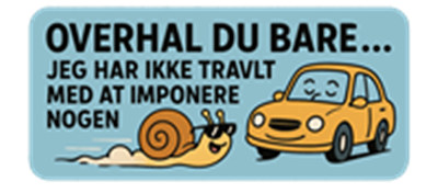 Et humoristisk skilt, hvor en snegl med solbriller opfordrer til at overhale, mens en bil passerer.