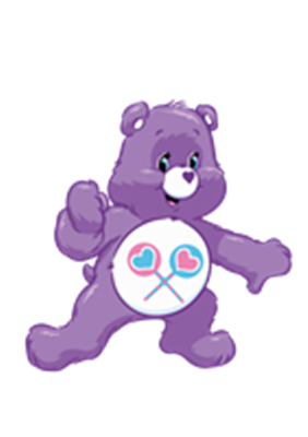 En farverig lilla bjørn med et hjerteformet slikmotiv på maven, der ser glad ud.