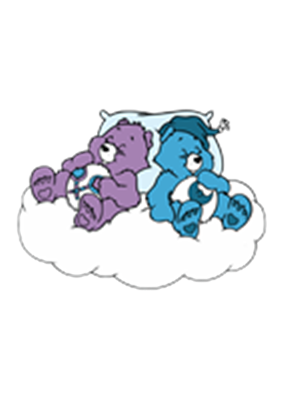 To søde bamser, en lilla og en blå, ligger på en sky og sover fredeligt.