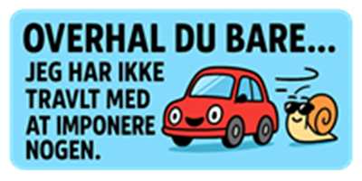 Et humoristisk billede af en rød bil og en snegl med solbriller, der opfordrer til tålmodighed i trafikken.