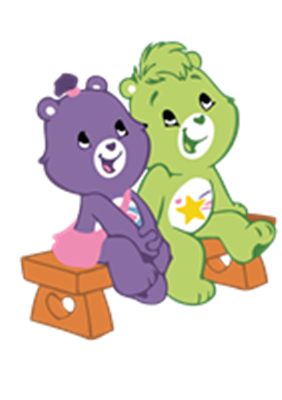 To glade, farverige bamser sidder på en bænk og smiler.