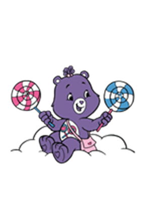 En lilla bjørn holder to farverige slikkepinde, iført en taske og med et venligt udtryk.