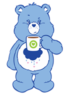 En blå bjørn holder en kop med en grøn logo, med en venlig men eftertænksom udtryk.