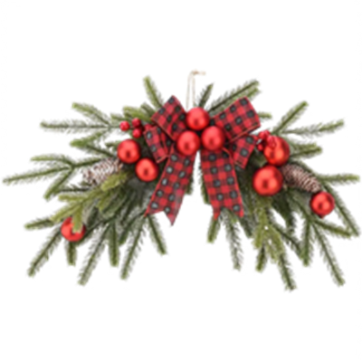 En smuk julekrans med grønne grene, røde kugler og et sort-rødt ternet bånd.