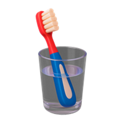 En farverig tandbørste står i et glas fyldt med vand.