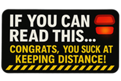 Et skilt med en humoristisk besked om at holde afstand, med rød og gul farve.