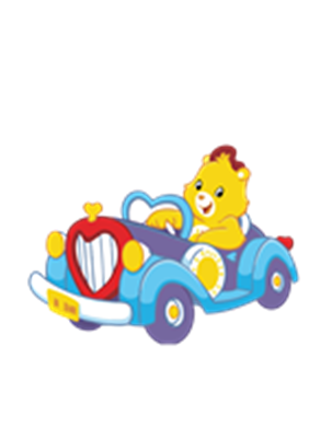 En sød bamse kører i en farverig bil med et hjerteformet forrude.