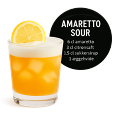 En lækker Amaretto Sour med citron og is, præsenteret med en skive citron.