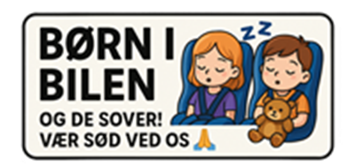 Et skilt med illustrationer af to sovende børn i bilsæder og en opfordring til at være venlig.