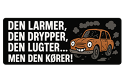 Et humoristisk billede af en gammel bil med tekst, der beskriver dens mangler men også dens funktion.