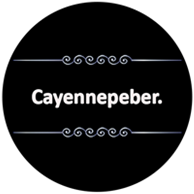 Billedet viser teksten Cayennepeber på en sort baggrund, hvilket fremhæver krydderiets navn.