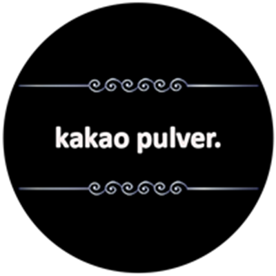 Billedet viser teksten kakao pulver på en sort baggrund, hvilket indikerer en ingrediens til madlavning.