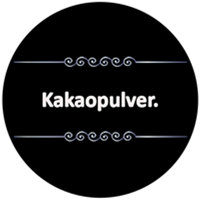Billedet viser teksten Kakaopulver på en sort baggrund med dekorative elementer.