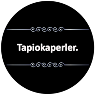 Billedet viser teksten Tapiokaperler på en sort baggrund, hvilket indikerer en dessertret.