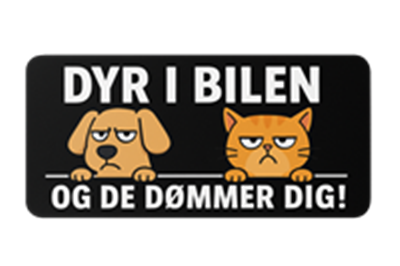 Et sjovt billede med en hund og en kat, der ser kritisk ud, med teksten Dyr i bilen og de dømmer dig!