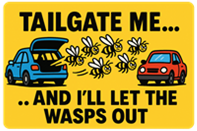 Et humoristisk skilt, der advarer om, at hvis nogen kører for tæt på, vil der blive sluppet væsner løs.