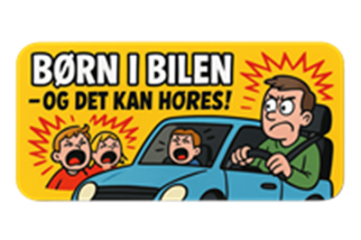 En illustration med en vred chauffør og skrigende børn i en bil, der advarer om støj.