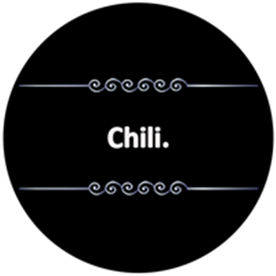 Et enkelt design med teksten Chili. fremhævet på en sort baggrund.