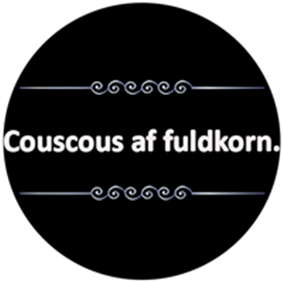 Billedet viser teksten Couscous af fuldkorn på en sort baggrund.