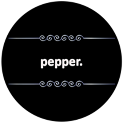 Et minimalistisk design med ordet pepper. i en elegant skrifttype på sort baggrund.