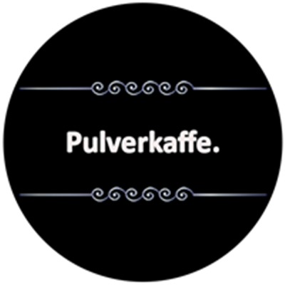 Billedet viser teksten Pulverkaffe på en sort baggrund med dekorative elementer.