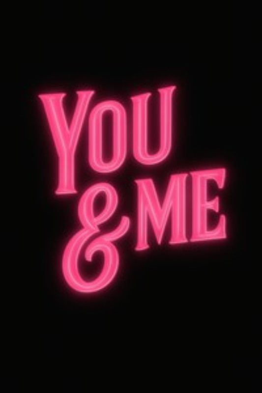Neonskilt: Du & Jeg - Oplev det perfekte neonelement til dit hjem med dette skilt, der pryder teksten 'Du & Jeg' i en flot pink farve på en dyb sort baggrund. Det tilføjer et strejf af personlighed og hygge til ethvert rum.