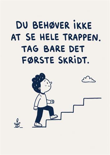 Tag bare det første skridt - Inspirerende plakat med håndtegnet illustration af en person på en trappe og teksten “Du behøver ikke at se hele trappen. Tag bare det første skridt.” i mørkeblå nuancer. En motiverende og minimalistisk vægplakat til hjemmekontor, studie eller entré.