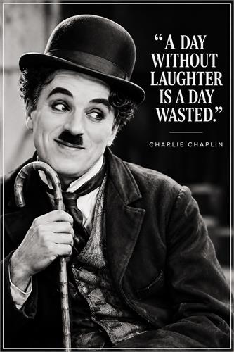 Charlie Chaplin – A Day Without Laughter - Sort-hvid portræt af Charlie Chaplin med bowlerhat, moustache og stok samt det ikoniske citat “A Day Without Laughter Is a Day Wasted.” En klassisk vintageplakat med humoristisk stemning til stuen, kontoret eller filmelskeren.