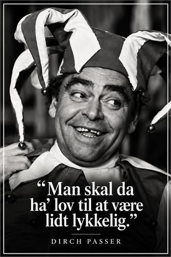 Dirch Passer – Man skal da ha’ lov til at være lidt lykkelig - Sort-hvid portrætplakat med Dirch Passer i narredragt og det humoristiske citat: “Man skal da ha’ lov til at være lidt lykkelig.” En nostalgisk og charmerende vægdekoration til hjemmet, kontoret eller sommerhuset.