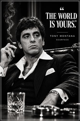 Tony Montana – The World Is Yours sort-hvid filmplakat - Sort-hvid Scarface-plakat med Tony Montana, citatet “The World Is Yours” og et klassisk filmisk gangsterudtryk. En ikonisk vægdekoration til stue, kontor eller hjemmebiograf.