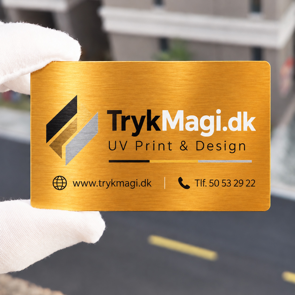 Guld Aluminiumkort med UV-print – Eksklusivt Personligt Kort - Gør dit kort lidt mere eksklusivt med et flot guldfarvet anodiseret aluminiumkort, som UV-printes direkte på overfladen.

Den metalliske guldoverflade giver kortet et eksklusivt udtryk, og med UV-print kan vi trykke logo, tekst, grafik, billeder og farver direkte på kortet. Det gør kortet perfekt, når et almindeligt visitkort i papir bare ikke er nok.

Kortet kan blandt andet bruges som visitkort, VIP-kort, medlemskort, gavekort, firmakort eller personligt kort.

Fordele:

Guldfarvet anodiseret aluminium
Flot og eksklusiv metallic-overflade
UV-print direkte på kortet
Mulighed for både farver, hvid og grafik
Slidstærkt materiale
Afrundede hjørner
Mulighed for eget design
Kan printes på én eller begge sider

Dit eget design
Upload dit færdige design, eller lav dit eget layout direkte hos os. Vi kan også hjælpe med opsætningen, hvis du ønsker det.
