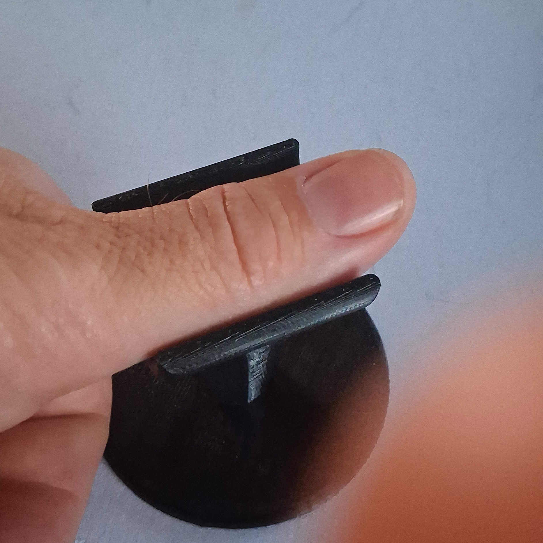 Fingerstøtte til Neglelak – Ergonomisk holder til neglepleje og manicure - Gør det nemmere og mere præcist at lægge neglelak derhjemme med denne smarte, 3D-printede fingerstøtte. Den er designet med en behagelig, buet fordybning, der støtter fingeren stabilt, så du undgår rystede hænder og udtværinger.

Ergonomisk design: Den kurvede overflade passer perfekt til fingerens form og giver en stabil og afslappet position under påføring af neglelak, gelé eller neglekunst.

Stabil fod: Den brede bund sikrer, at støtten står fast på bordet uden at vippe.

Praktisk og uundværlig: Perfekt til både professionel brug i salonen eller til hyggelig hjemme-manicure.

Let at rengøre: Nem at tørre af og holde ren.