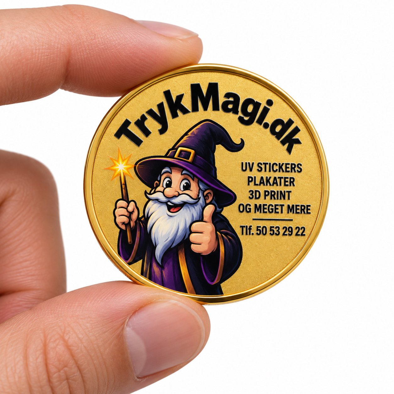 Personlig Guldmedalje med UV-Print – Eget Logo, Motiv eller Tekst - Gør dit logo, motiv eller din tekst lidt mere eksklusiv med en personlig guldmedalje med UV-print.

Vi printer dit design direkte på medaljen med UV-print, som giver flotte farver, skarpe detaljer og en professionel finish. Den guldfarvede overflade giver motivet et eksklusivt udtryk og gør medaljen perfekt til både virksomheder, events, klubber og personlige designs.

Du kan eksempelvis få trykt firmalogo, navn, tekst, grafik, klublogo, QR-kode eller dit helt eget motiv.