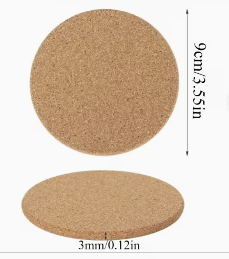 Rund Korkbrik Ø 9 cm – Klar til Personligt UV-Print - Lav din helt egen korkbrik med personligt motiv, logo, tekst eller billede.

Denne runde korkbrik er fremstillet i naturligt korkmateriale og har en flot, varm overflade, som egner sig godt til UV-print. Perfekt som personlig bordskåner til hjemmet, virksomheden, caféen, restauranten eller som en unik gave.

Hos TrykMagi kan vi printe dit eget design direkte på korkbrikken, så du kan få præcis det udtryk, du ønsker – eksempelvis firmalogo, navn, citat, billede eller grafik.

Produktinformation:

Diameter: ca. 9 cm
Tykkelse: ca. 3 mm
Materiale: Naturlig kork
Form: Rund
Klar til UV-print
Velegnet til både tekst, logoer, billeder og grafik
Let og praktisk som glas- og kopbrik
Mulighed for dit helt eget design

Kork er et naturmateriale, og derfor kan farve, struktur og overflade variere en smule fra brik til brik. Det er med til at gøre hver enkelt brik unik.

Upload dit eget design – så printer vi det direkte på korkbrikken.