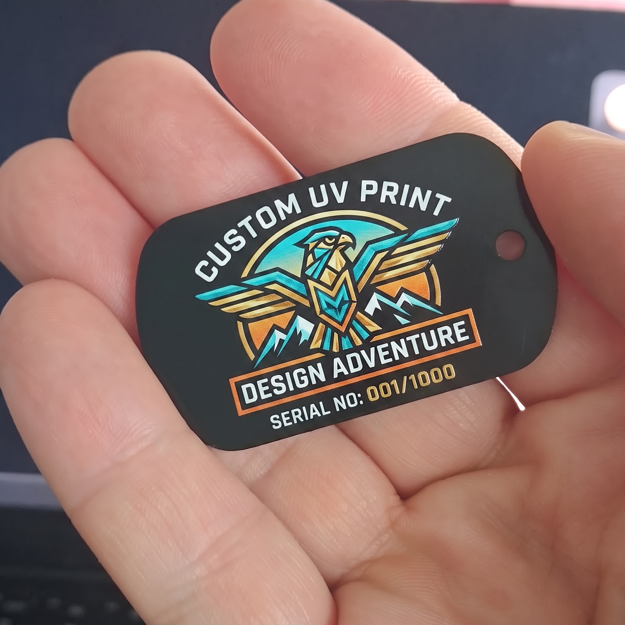 Design Selv 'Dog Tag' i Sort Metal - Skab et personligt og stilrent look med dette klassiske, sorte metal-tag i det populære "dog tag"-design. Den dybsorte, glatte overflade fungerer som en fantastisk baggrund for UV-print. Uanset om du printer med hvid blæk for et minimalistisk udtryk, eller fyrer op for fuldfarvet grafik, vil farverne stå i utrolig flot kontrast til den mørke baggrund.

Metalmærket er designet med et præcist udskåret hul i den ene ende, så det er lige til at montere på en nøglering, en kuglekæde eller en strop. Det robuste materiale gør, at det kan holde til at blive brugt i hverdagen.

Det er det perfekte produkt til at lave unikke kuffertmærker, personlige hundetegn, rå nøgleringe eller taskevedhæng. For erhvervskunder er det også oplagt som cool merchandise til bands, sportsklubber, e-sportshold eller som rå firmagaver. (Tip: Den sorte overflade er også utrolig flot, hvis du tilbyder lasergravering).

Specifikationer:

Materiale: Sortlakeret/anodiseret metal med en glat overflade.

Design: Rektangulært med afrundede hjørner (Dog Tag-stil) og hul til ophæng.

Trykmetode: Optimeret til UV-print (og lasergravering).

Anvendelsesmuligheder: Kuffertmærker, hundetegn, nøgleringe, merchandise, VIP-pas og firmagaver.

29 mm x 50 mm