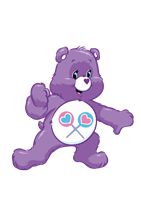 En farverig lilla bjørn med et hjerteformet slikmotiv på maven, der ser glad ud.