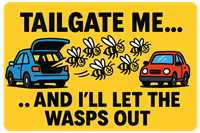 Et humoristisk skilt, der advarer om, at hvis nogen kører for tæt på, vil der blive sluppet væsner løs.