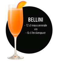 En lækker Bellini med mousserende vin og ferskenpuré præsenteret i et elegant glas.