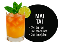 En farverig Mai Tai cocktail med ingredienser og pynt af lime og mynte.