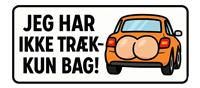Et klistermærke med en illustration af en bil og teksten JEG HAR IKKE TRÆK - KUN BAG!.