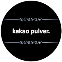 Billedet viser teksten kakao pulver på en sort baggrund, hvilket indikerer en ingrediens til madlavning.